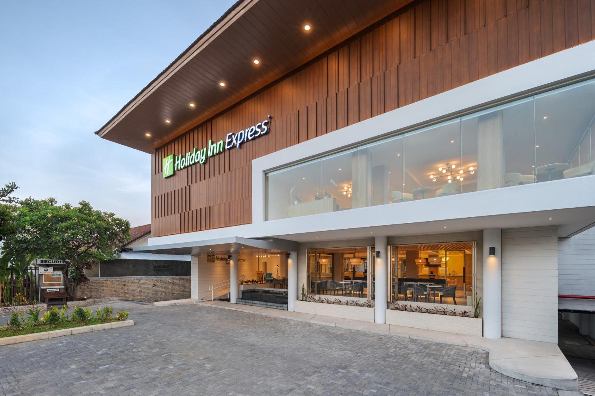 Holiday Inn Express Bali Sunset Road By Ihg Kuta Lombok Eksteriør billede