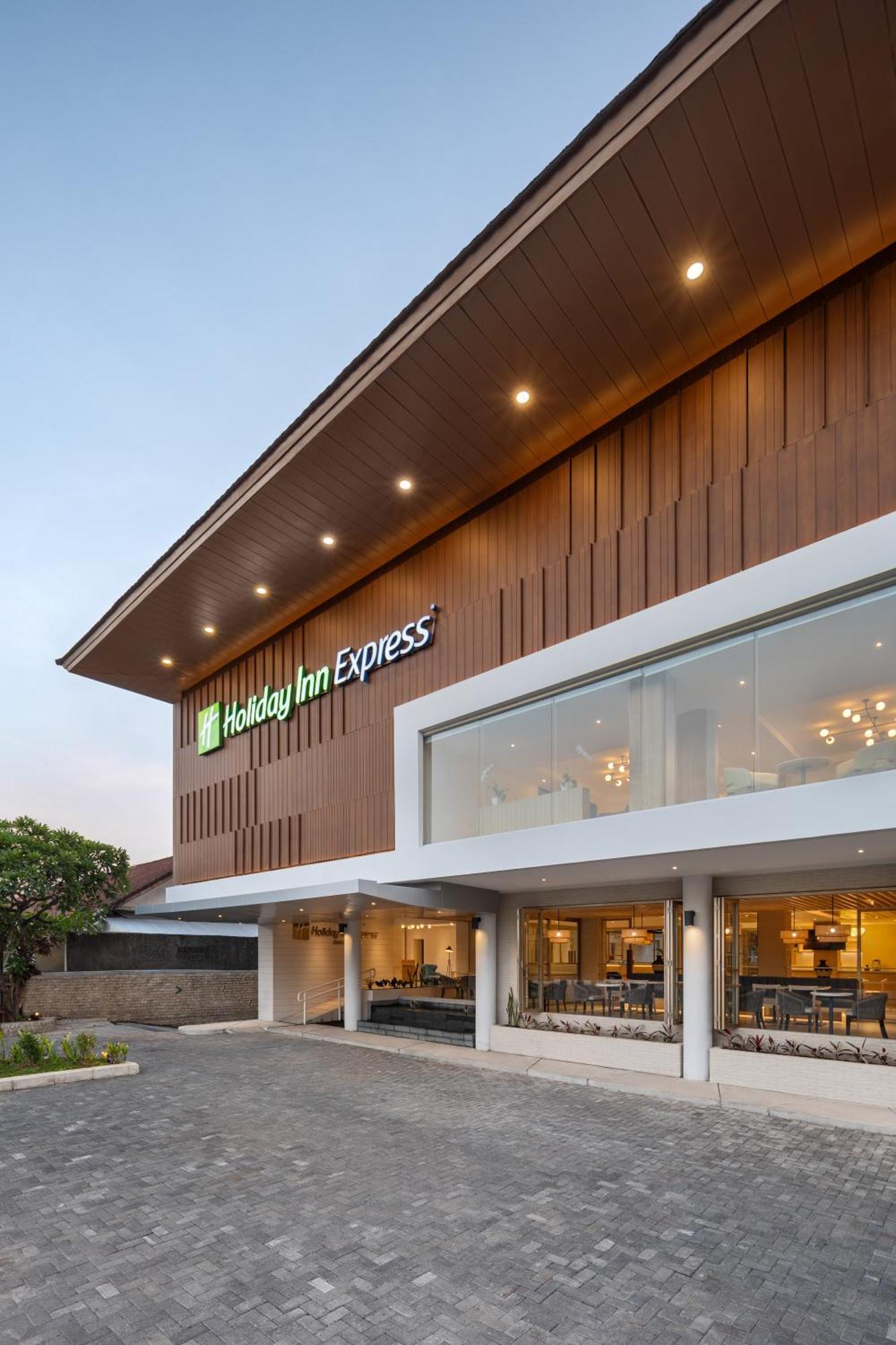 Holiday Inn Express Bali Sunset Road By Ihg Kuta Lombok Eksteriør billede